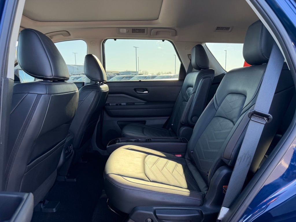 Used 2025 Nissan Pathfinder Platinum image 16