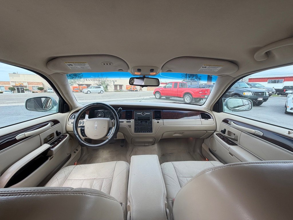 Used 2006 Lincoln Town Car Signature image 10
