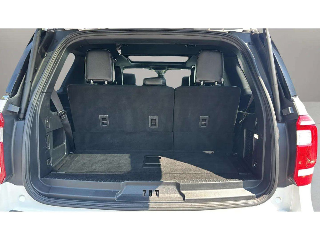 Used 2019 Ford Expedition XLT w/ Equipment Group 202A AWD/4WD image 9