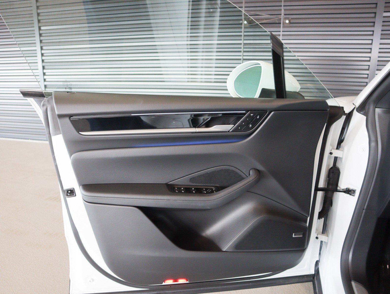 Certified 2025 Porsche Macan 4S Electric image 24