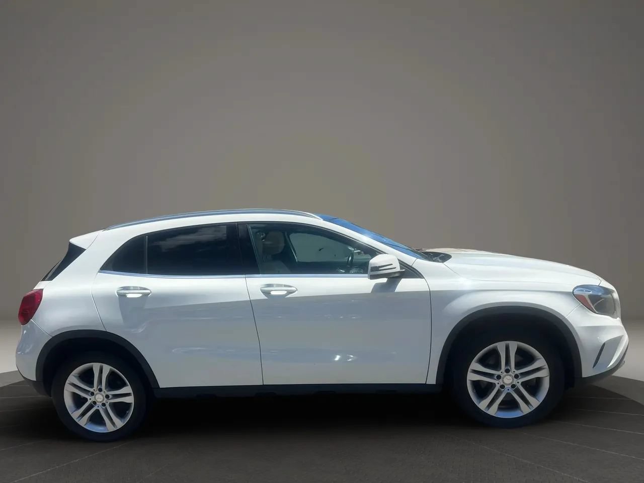 Used 2017 Mercedes-Benz GLA 250 4MATIC w/ Premium Package image 4