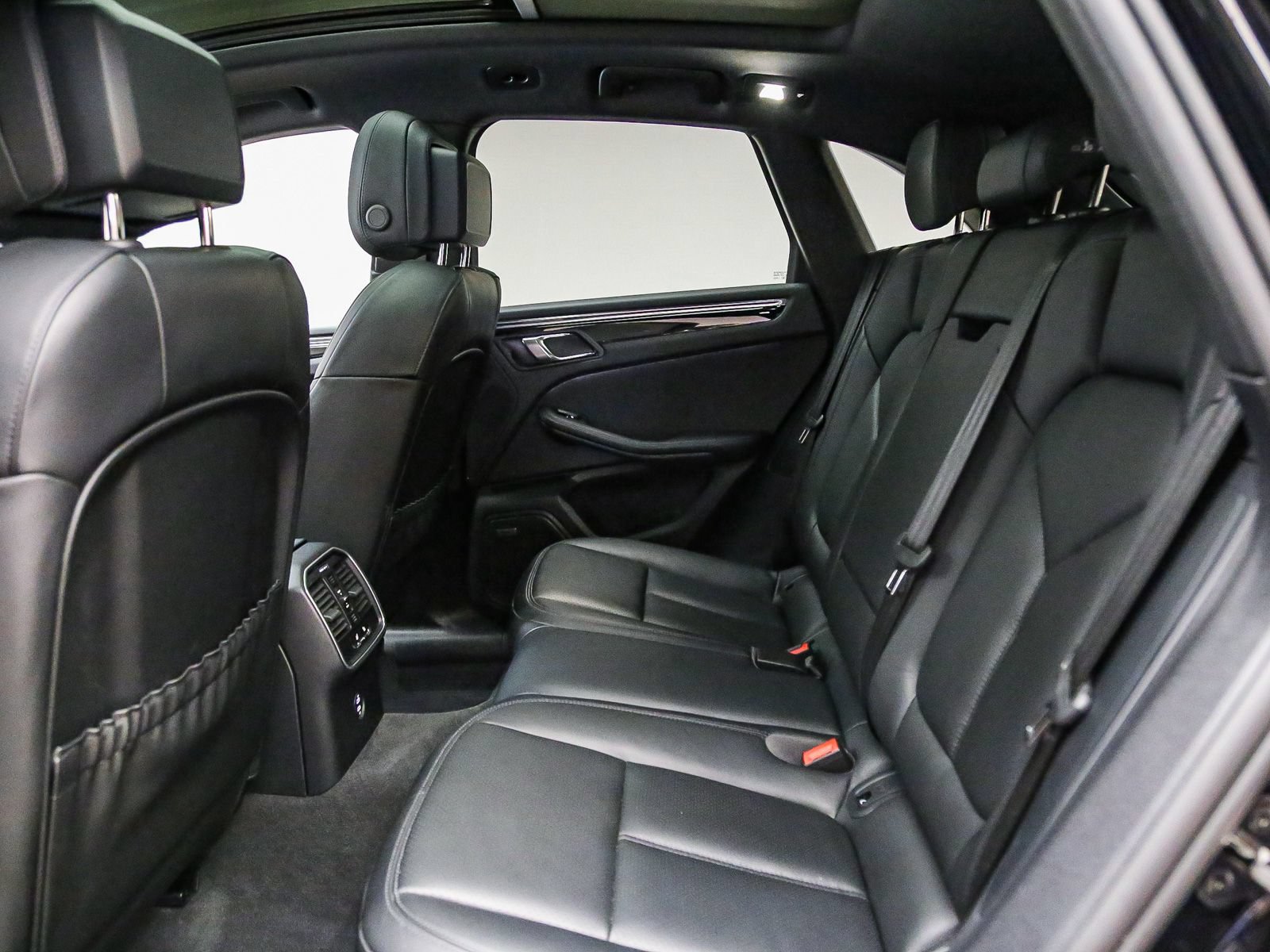 Certified 2026 Porsche Macan AWD/4WD image 24