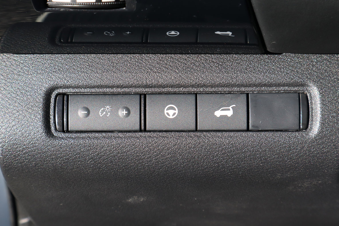 Used 2025 Nissan Pathfinder SV image 15