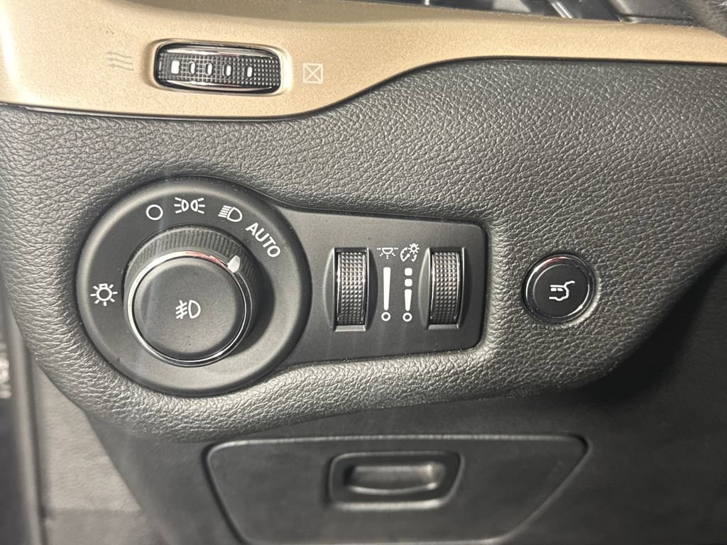 Used 2016 Jeep Cherokee Latitude w/ Comfort/Convenience Group image 30