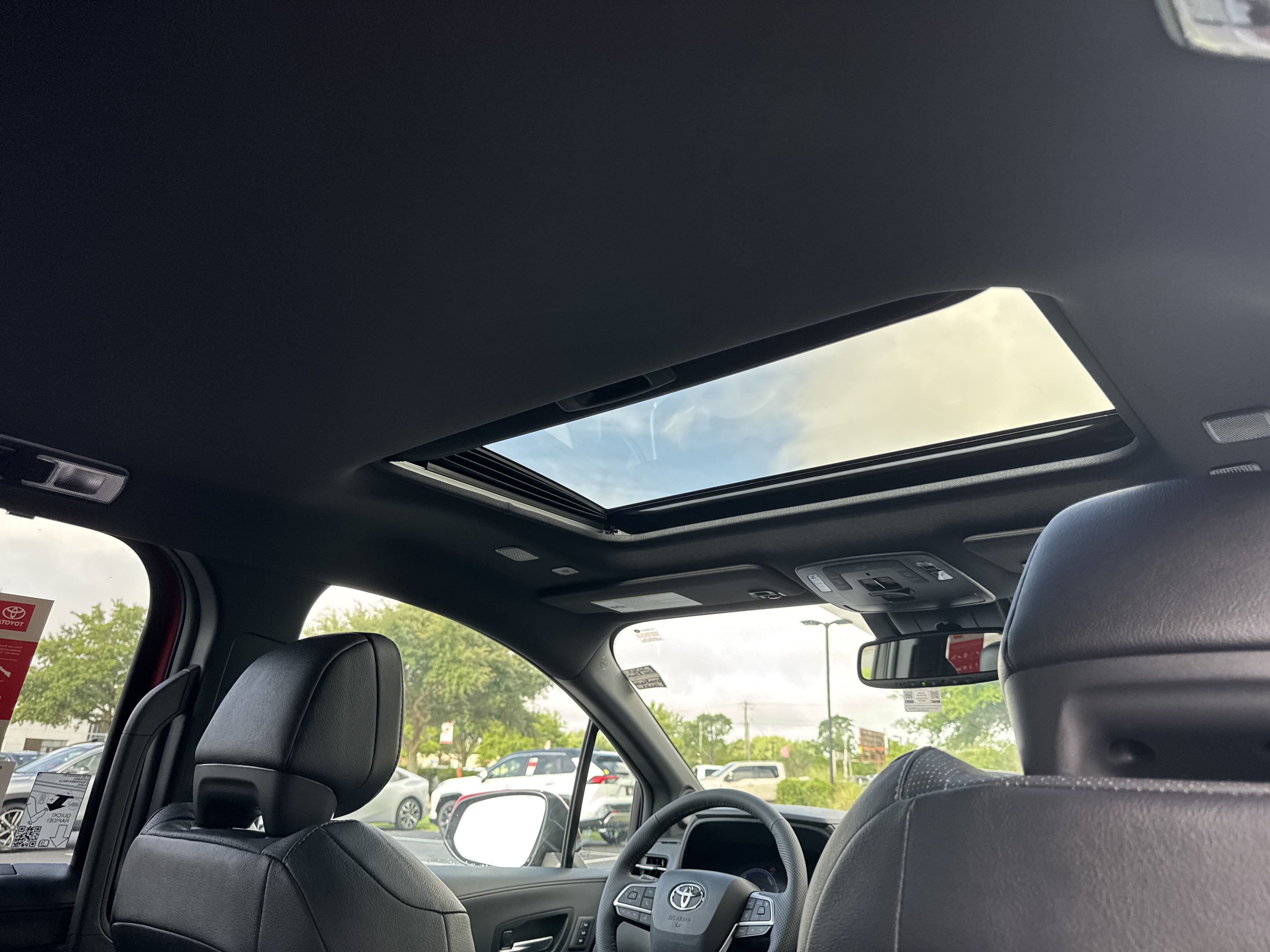 New 2025 Toyota Sienna Platinum FWD image 36
