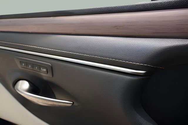 Used 2025 Lexus ES 300h w/ Premium Package image 11