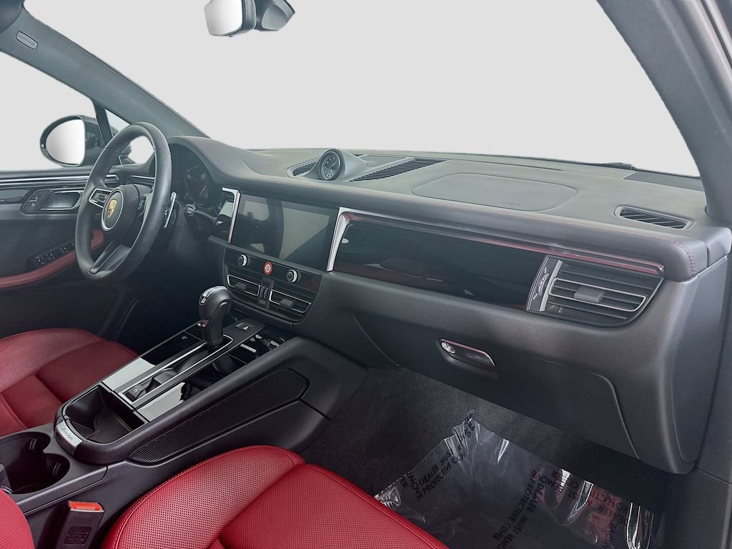 Certified 2026 Porsche Macan AWD/4WD image 32