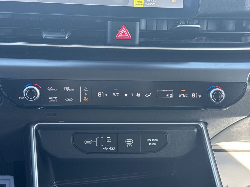 Used 2025 Kia Carnival image 16