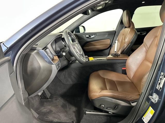 Used 2022 Volvo XC60 B5 Momentum w/ Climate Package image 11