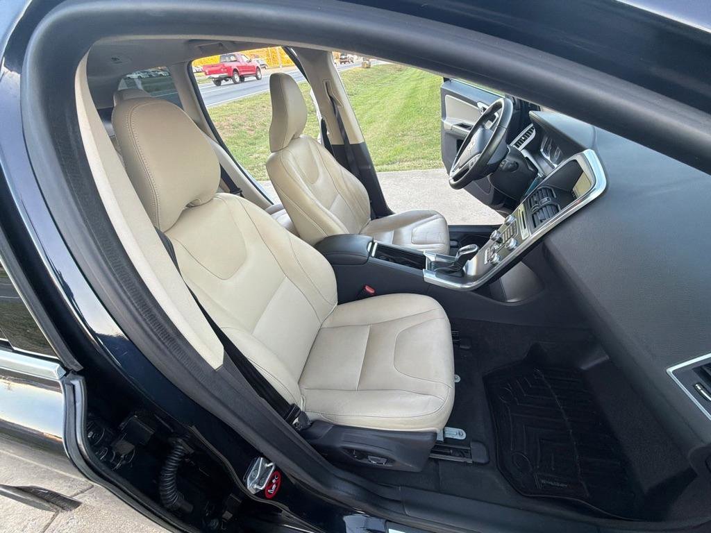Used 2016 Volvo XC60 T5 Premier w/ Proximity Package image 29