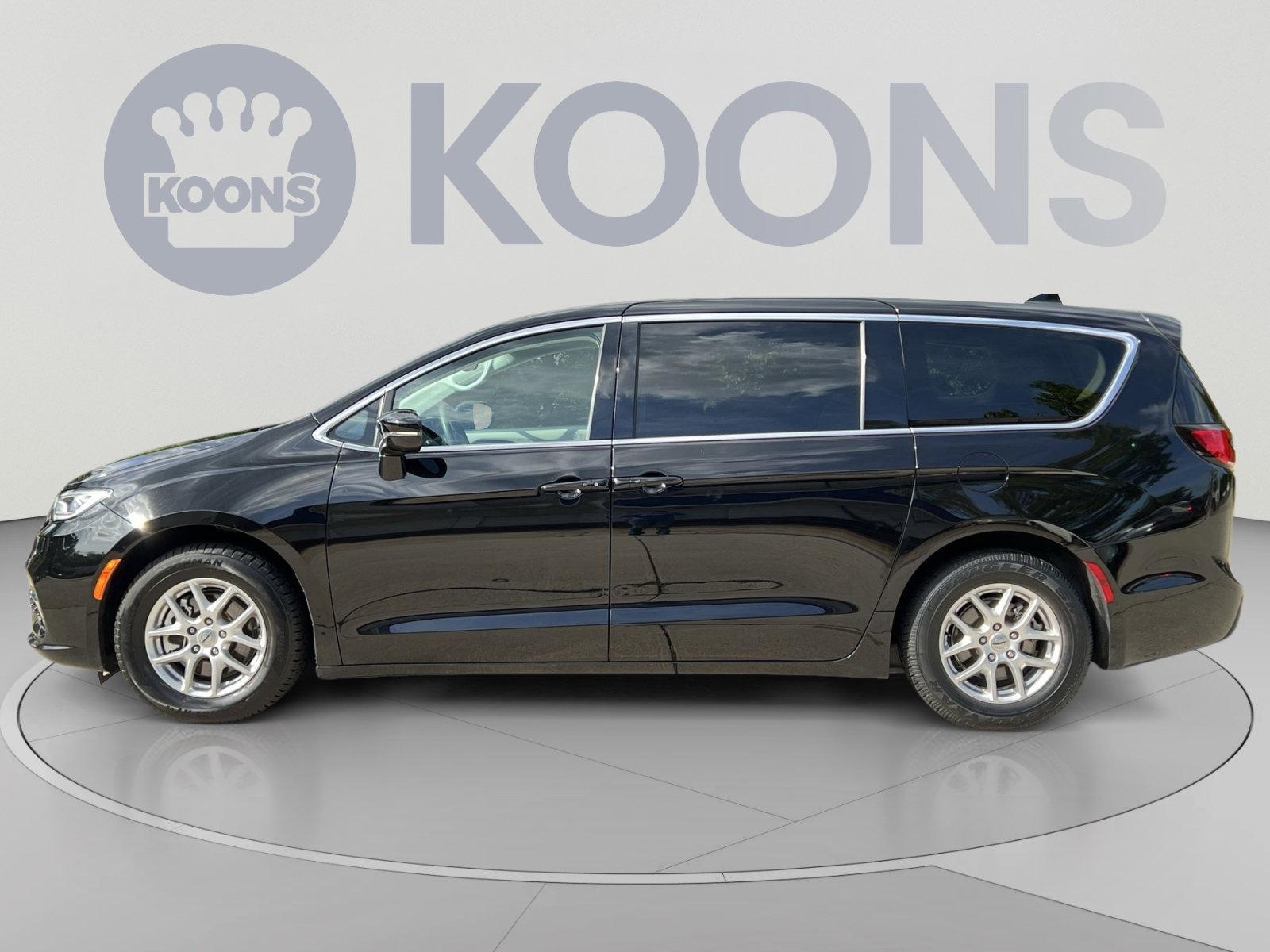 Used 2024 Chrysler Pacifica Touring-L FWD image 2