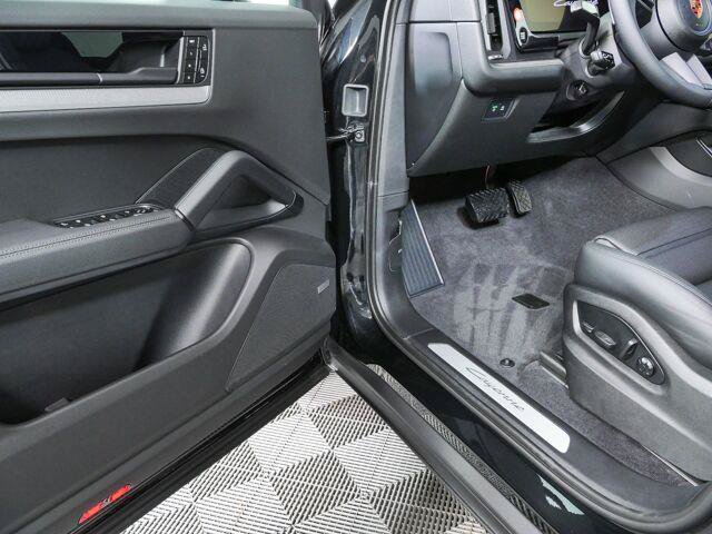 New 2026 Porsche Cayenne Coupe AWD/4WD image 8
