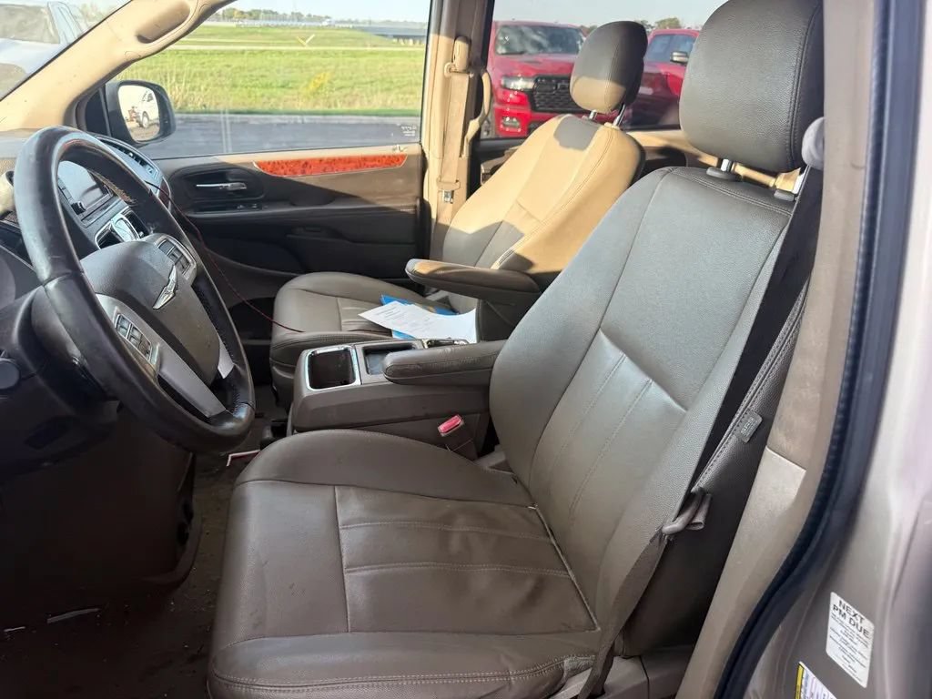 Used 2015 Chrysler Town & Country Touring FWD image 13