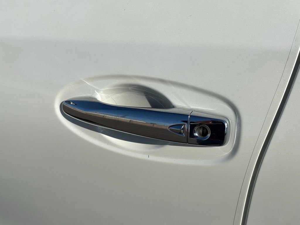 Used 2015 Nissan Rogue SV image 12