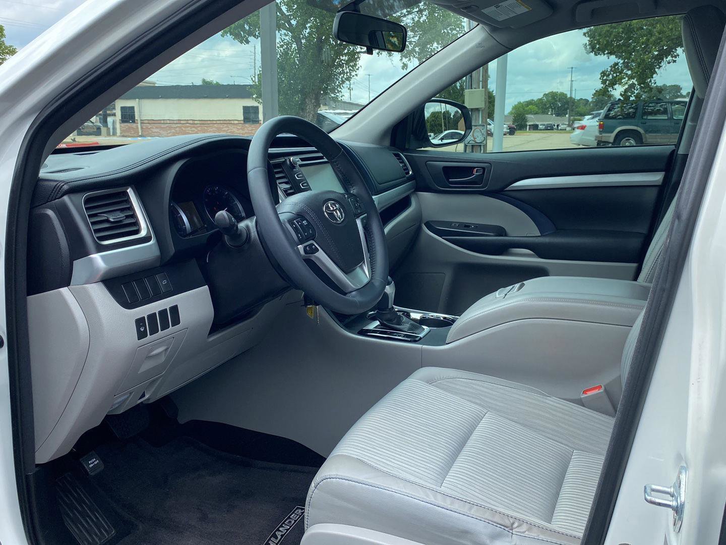 Used 2016 Toyota Highlander Plus FWD image 13