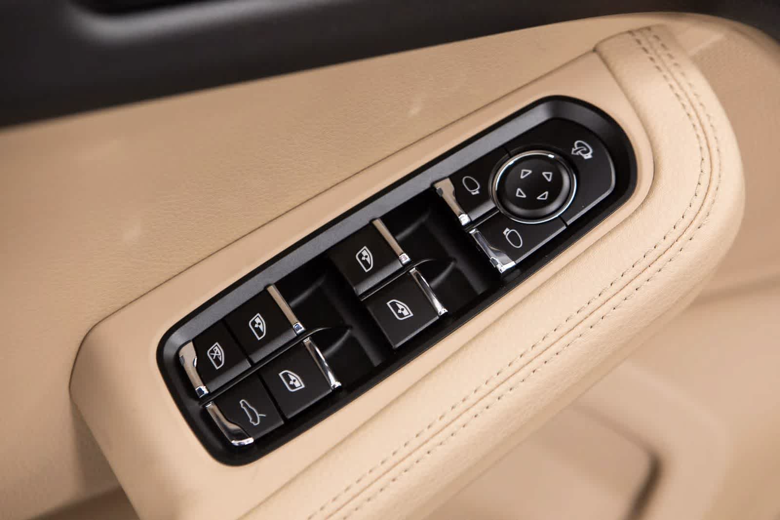 Certified 2026 Porsche Macan AWD/4WD image 35