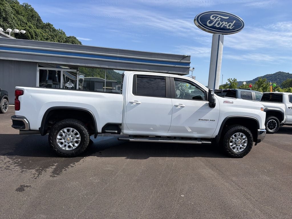 Used 2024 Chevrolet Silverado 2500 LT AWD/4WD image 3
