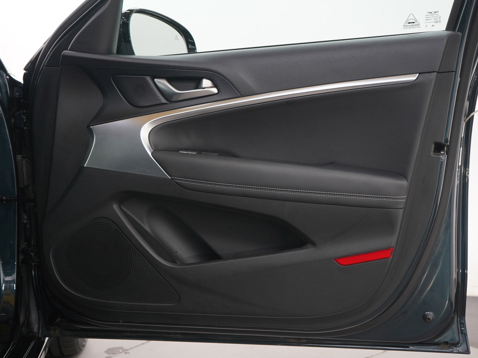 Used 2025 Genesis G70 2.5T image 9