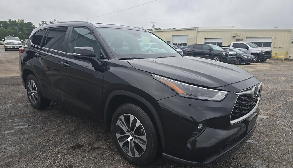 Used 2023 Toyota Highlander XLE FWD image 4