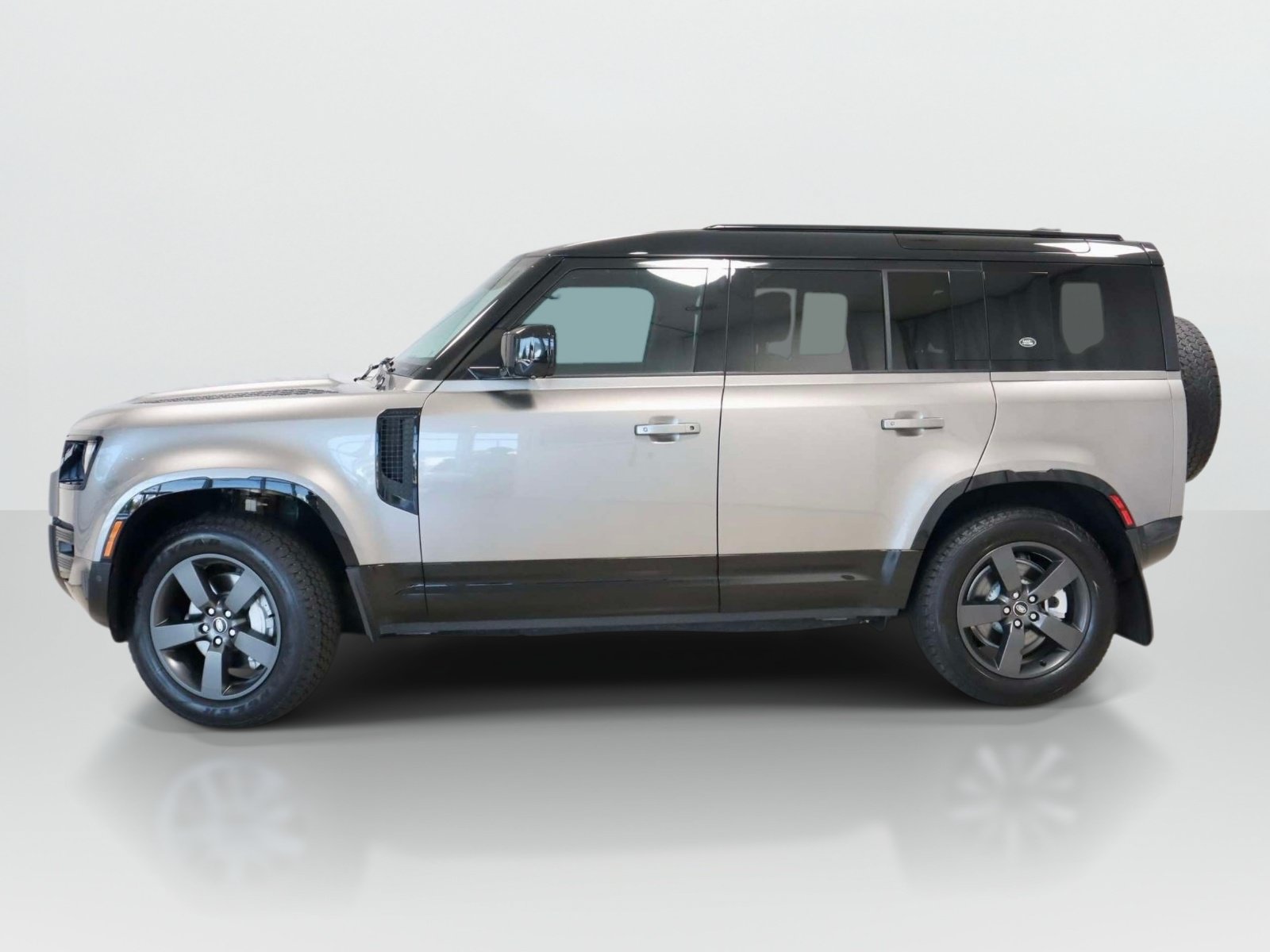Used 2024 Land Rover Defender 110 X-Dynamic SE AWD/4WD image 2