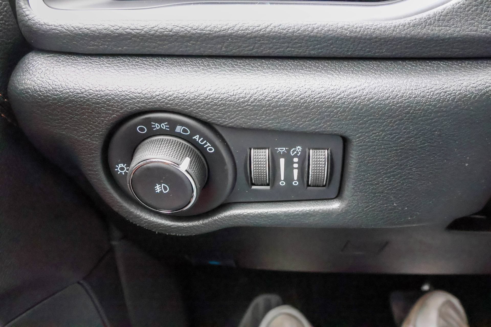 New 2026 Chrysler Pacifica Pinnacle w/ Trailer Tow Group FWD image 30