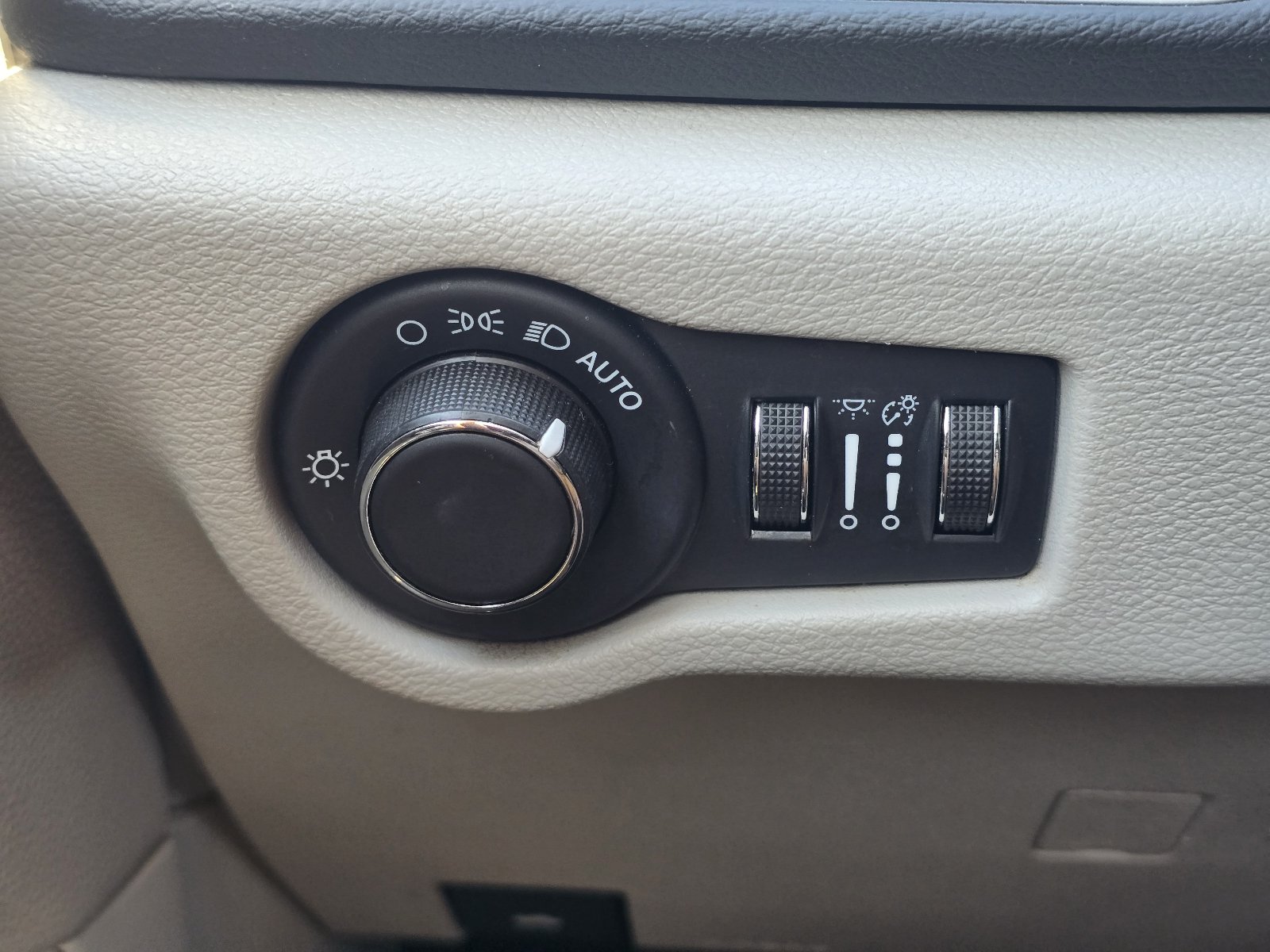 Used 2022 Chrysler Voyager LX FWD image 23