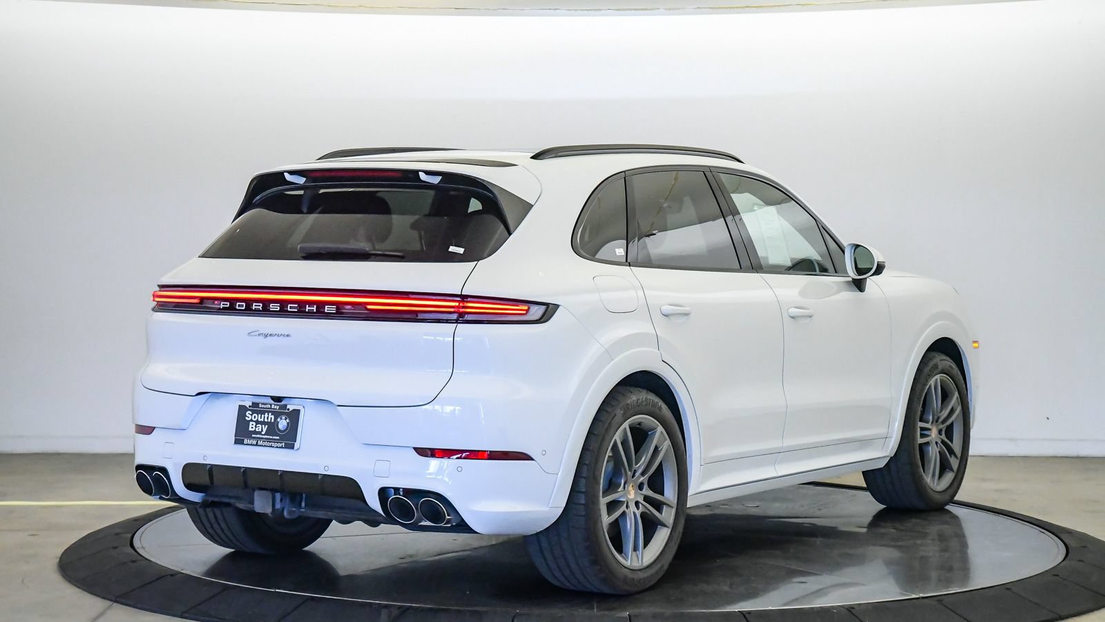 Used 2025 Porsche Cayenne AWD/4WD image 5