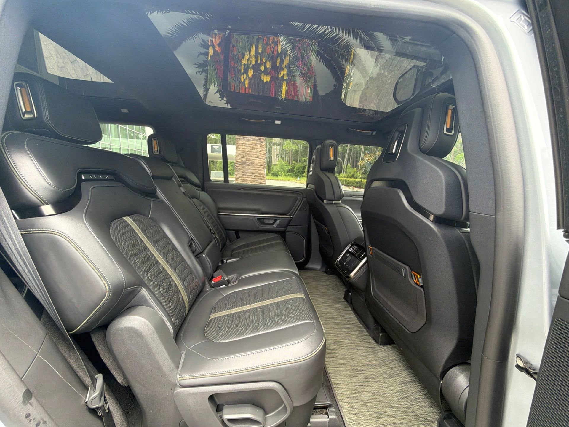 Used 2025 Rivian R1S Adventure AWD/4WD image 25