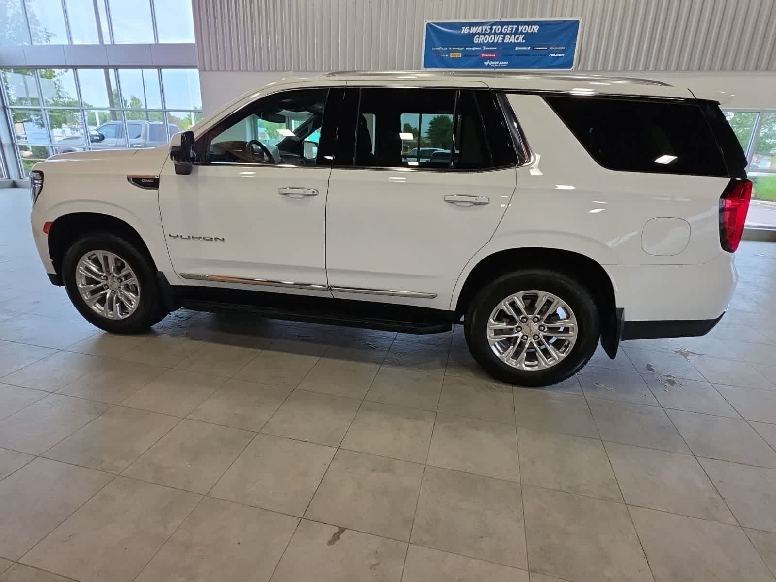 Used 2024 GMC Yukon SLT w/ SLT Premium Package AWD/4WD image 16
