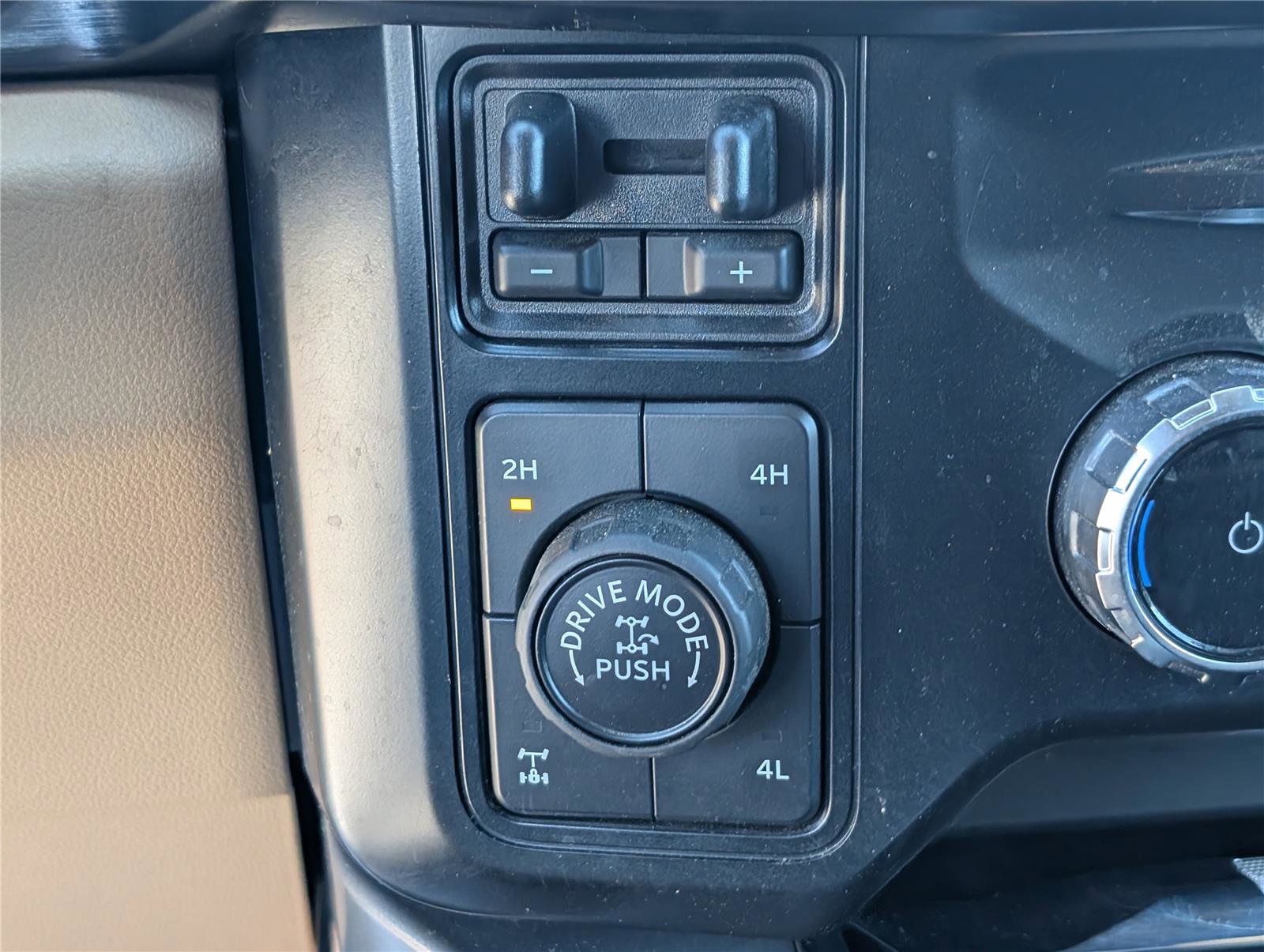 Used 2023 Ford F250 Lariat w/ Tremor Off-Road Package AWD/4WD image 29