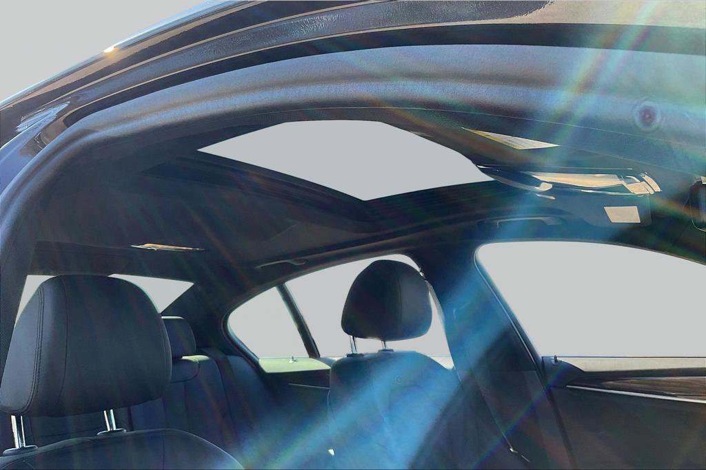 Used 2019 BMW 530e xDrive w/ Convenience Package image 24