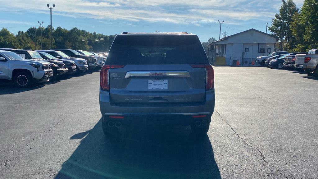 Used 2022 GMC Yukon XL Denali w/ Advanced Technology Package RWD image 6