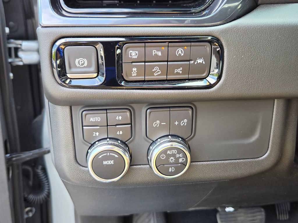 Used 2025 GMC Yukon AT4 w/ AT4 Premium Package AWD/4WD image 29