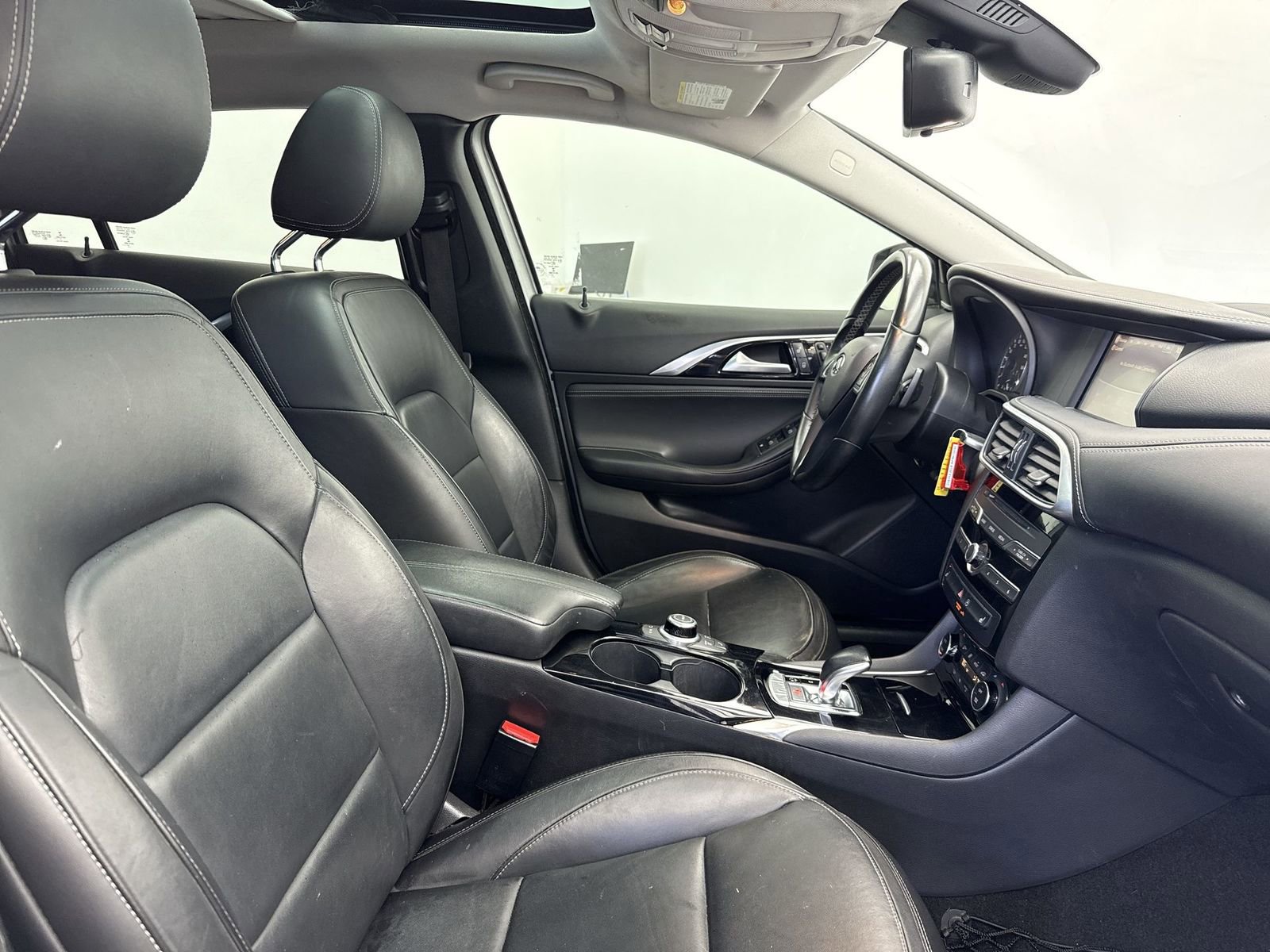 Used 2018 INFINITI QX30 Premium w/ Cargo Package image 34