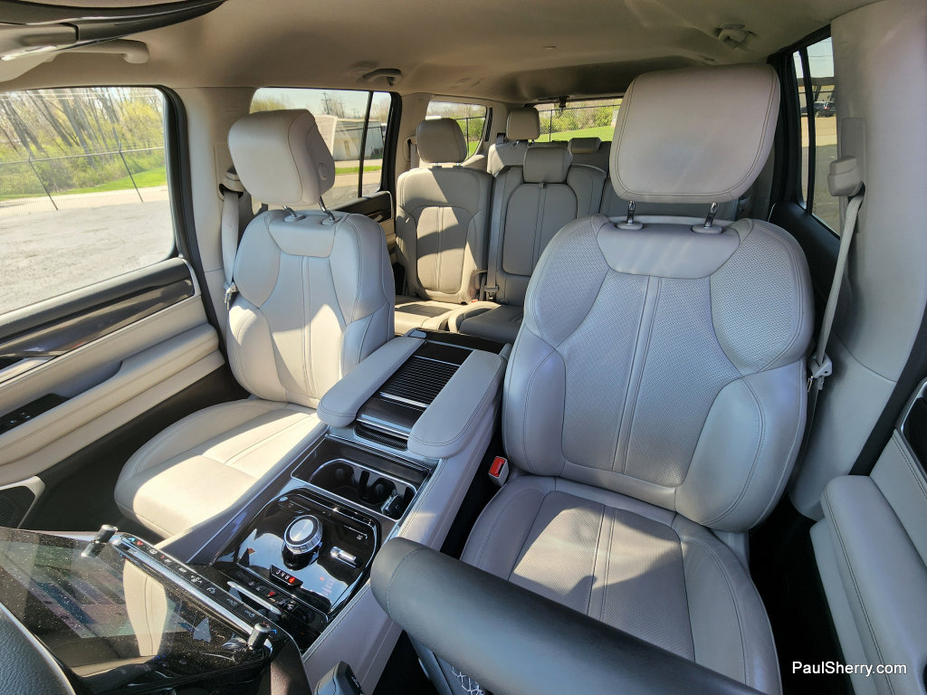 Used 2024 Jeep Wagoneer 4WD w/ HD Trailer Tow Package image 32