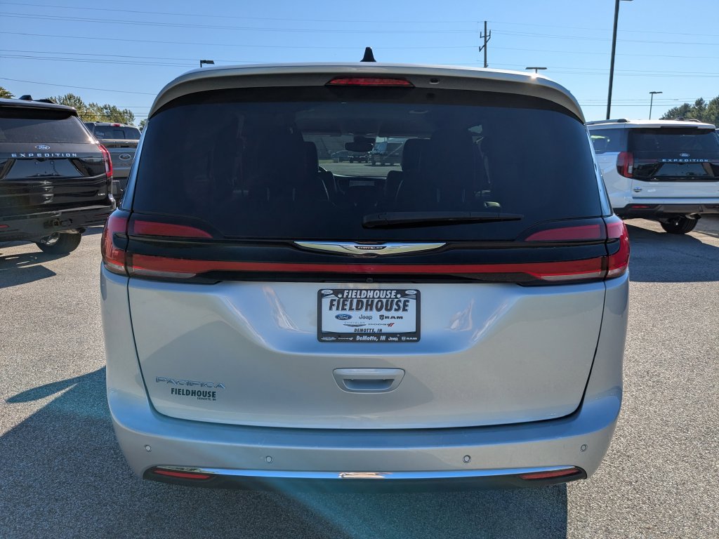 Used 2024 Chrysler Pacifica Touring-L FWD image 6