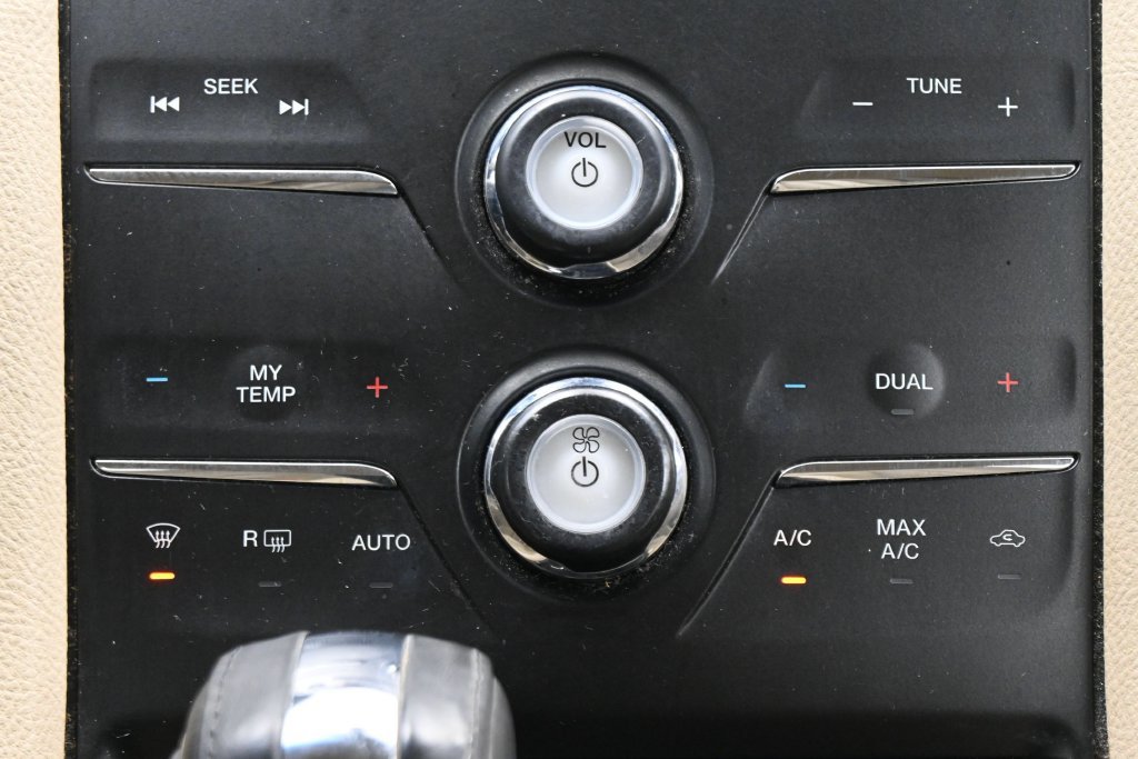 Used 2013 Ford Taurus SEL FWD image 22