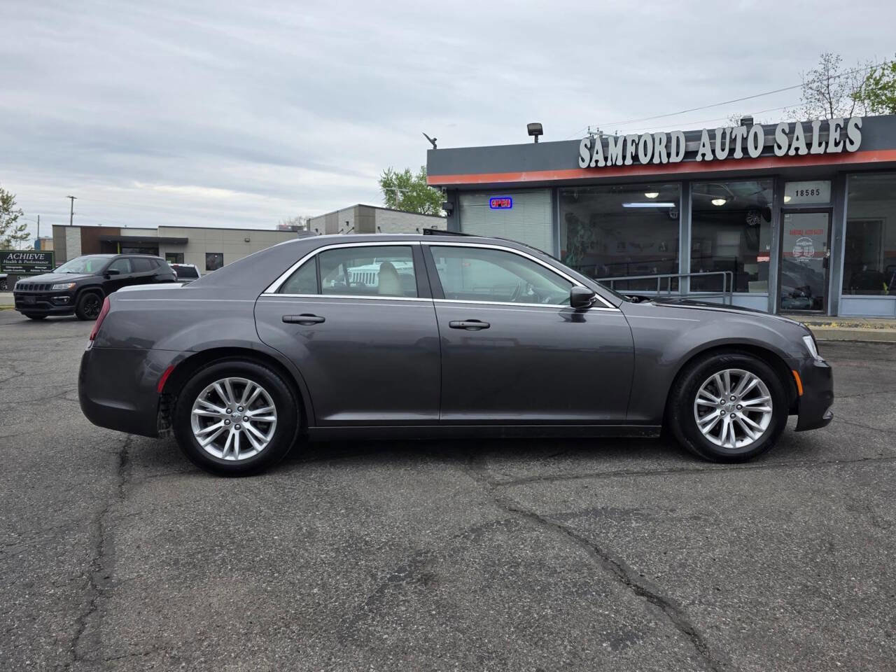 Used 2017 Chrysler 300 Limited w/ Value Package RWD image 11