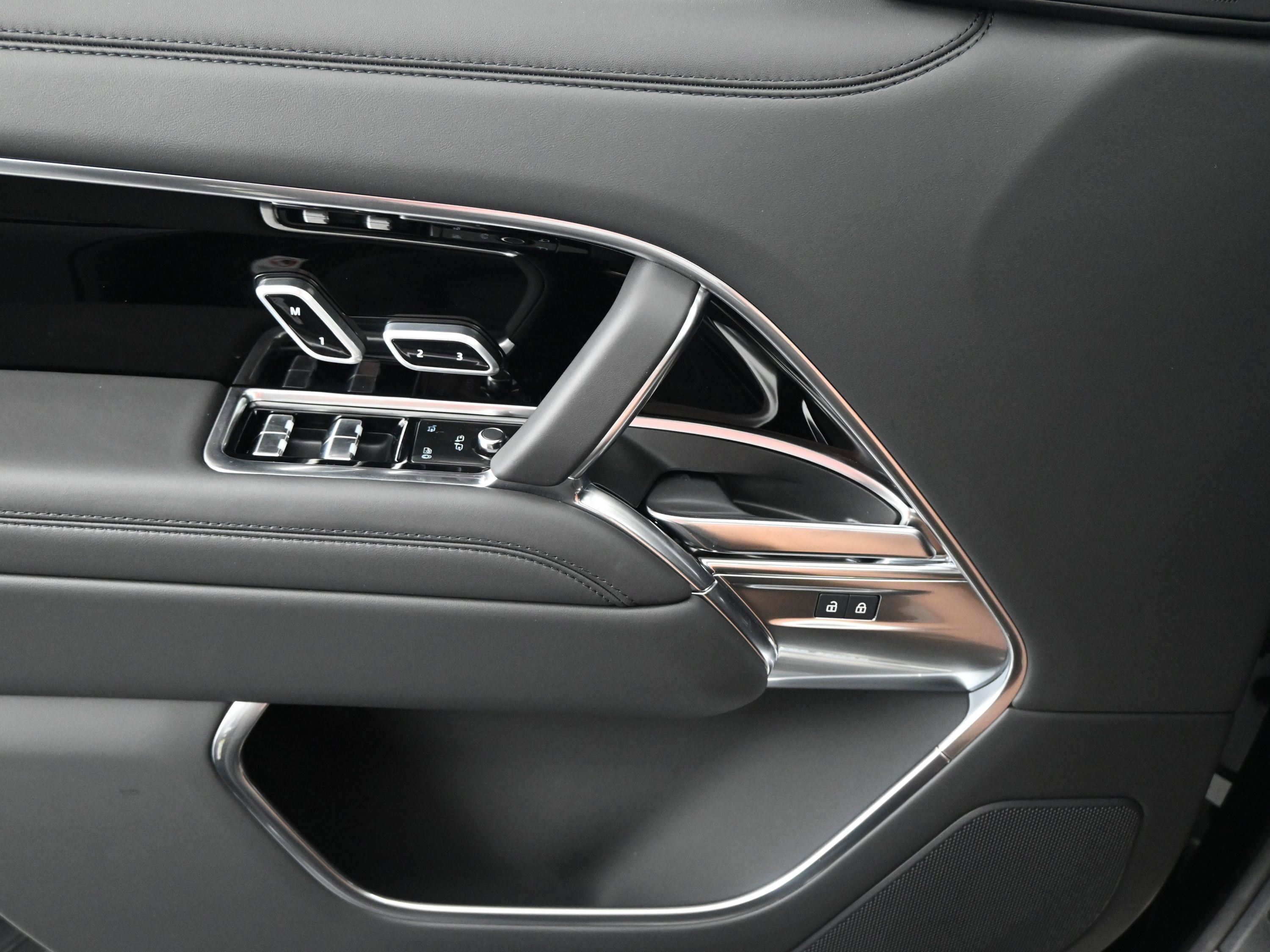 New 2025 Land Rover Range Rover SE image 11