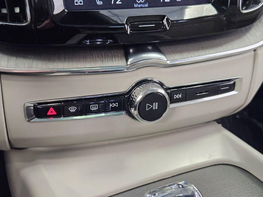 Used 2023 Volvo XC60 B5 Ultimate w/ Climate Package image 21