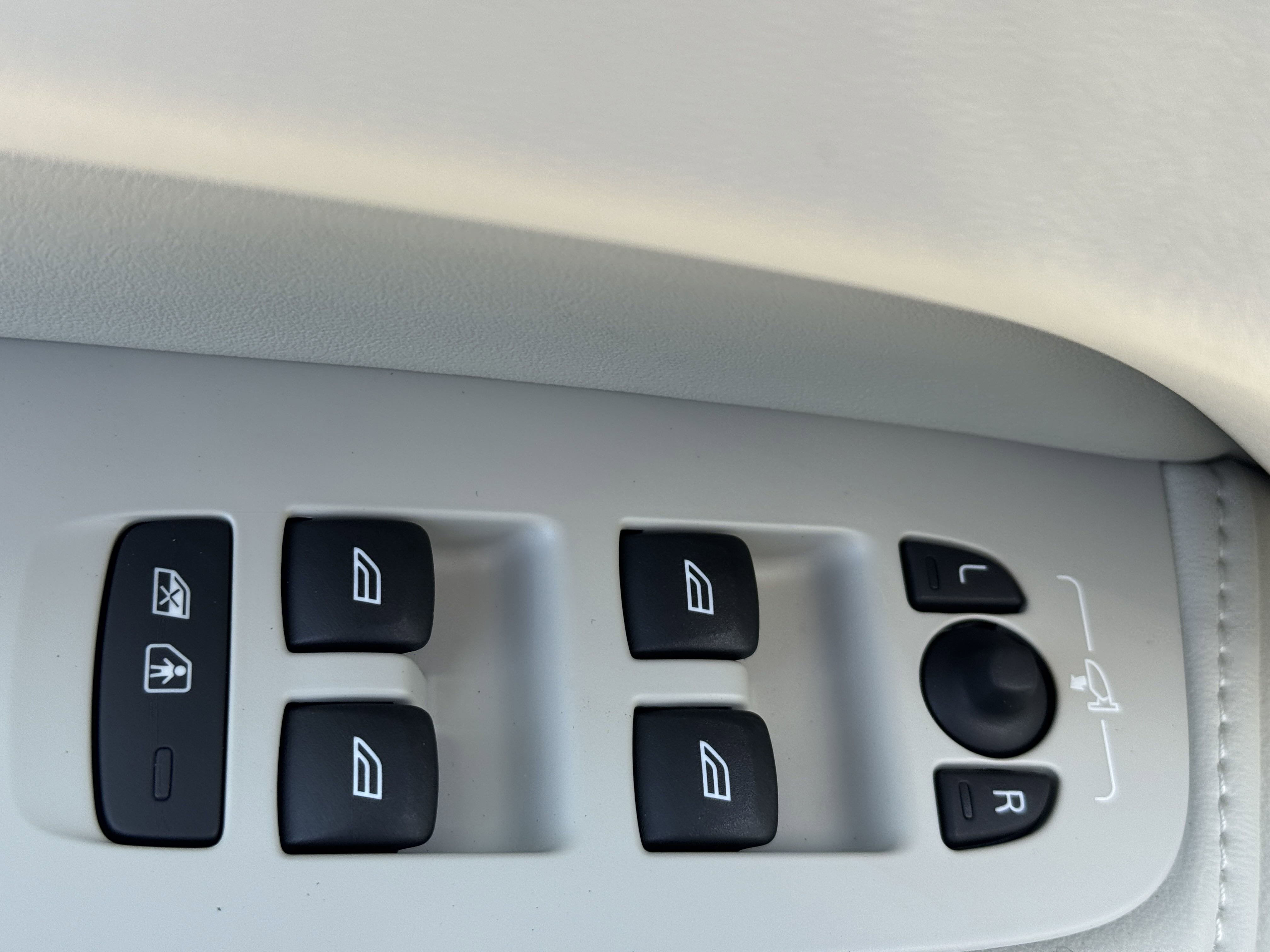 New 2026 Volvo XC60 B5 Ultra w/ Protection Package image 18