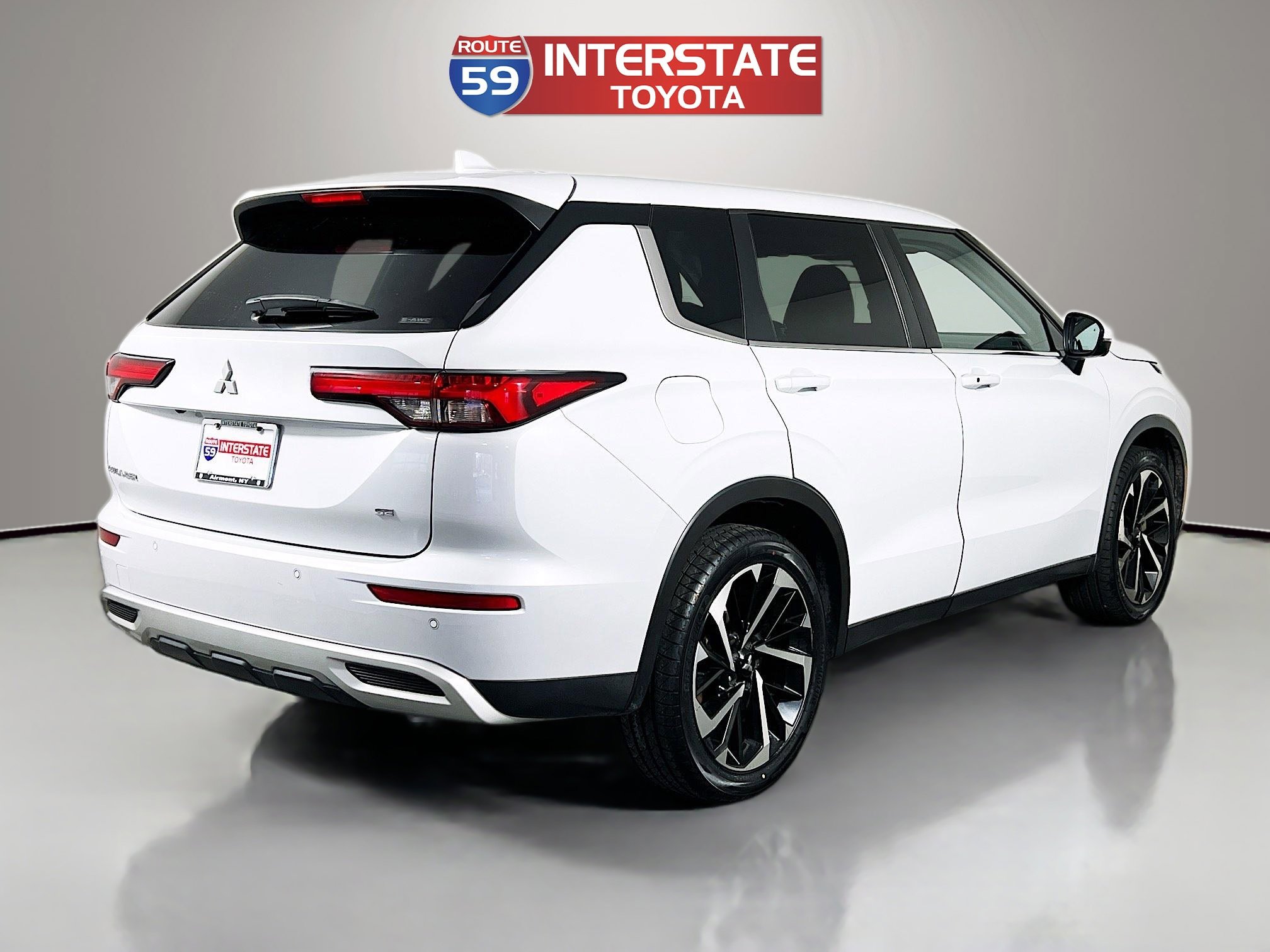 Used 2022 Mitsubishi Outlander SE image 7