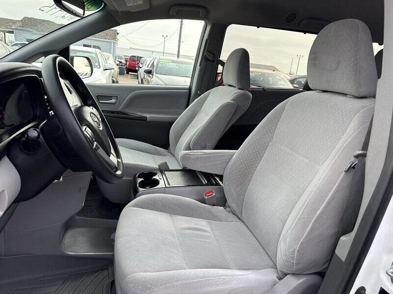 Used 2017 Toyota Sienna LE image 13