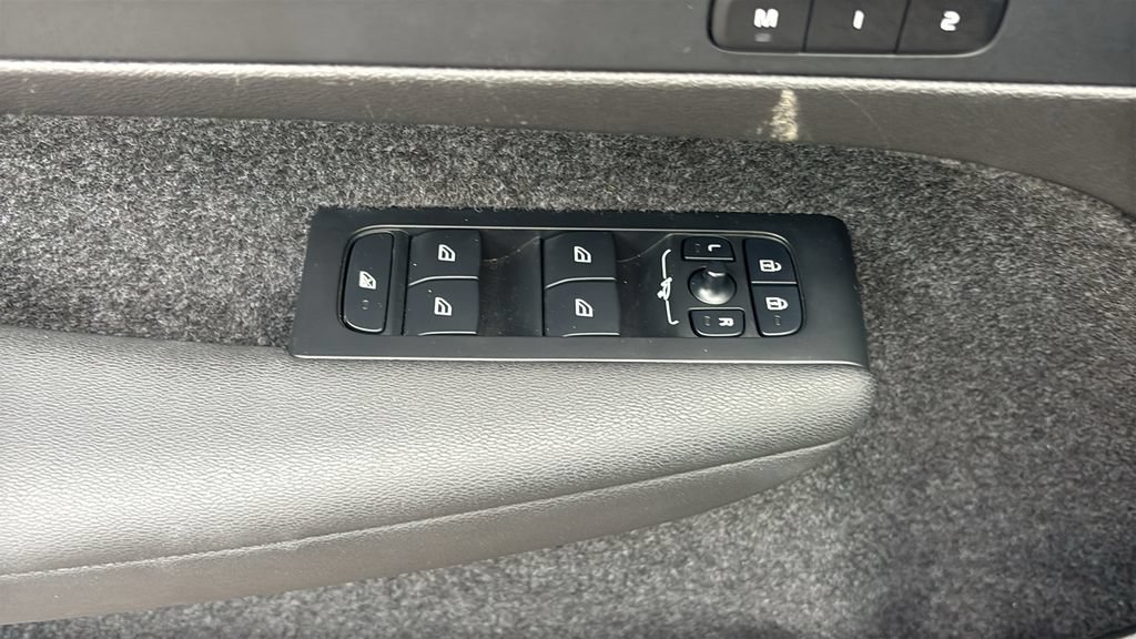 Certified 2025 Volvo XC40 B5 Plus AWD/4WD image 12