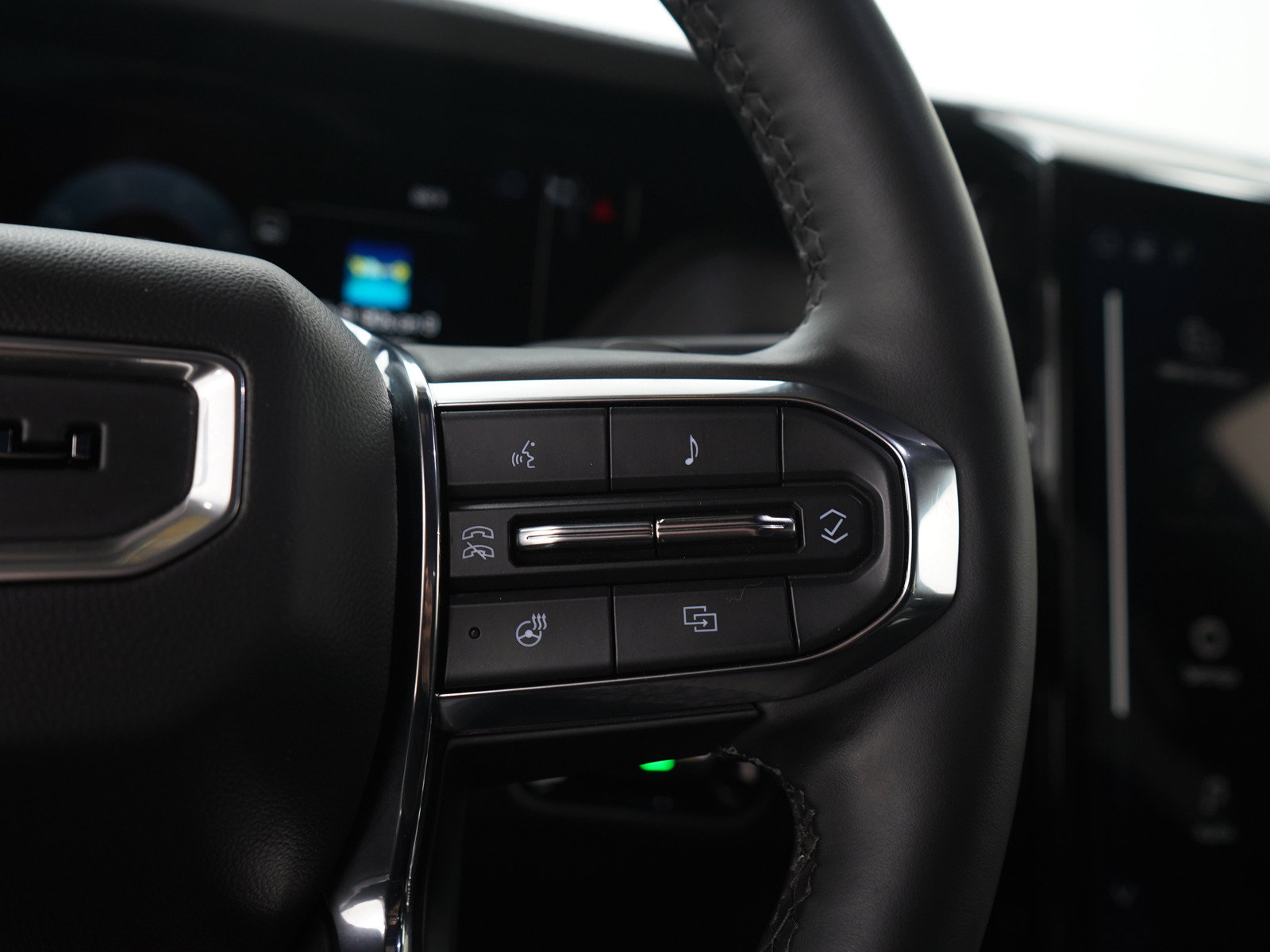Used 2025 GMC Yukon XL Denali AWD/4WD image 30
