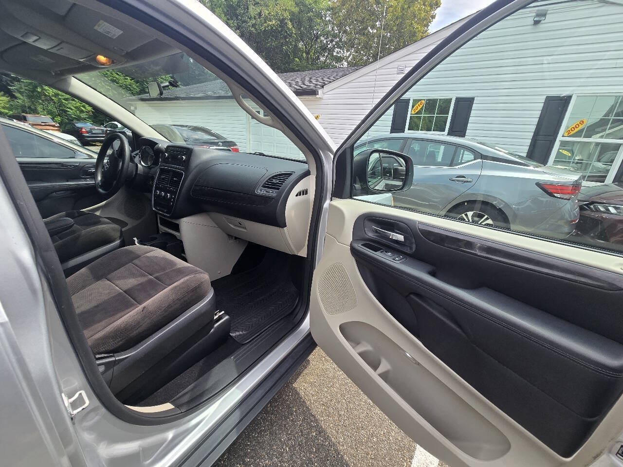 Used 2012 Dodge Grand Caravan American Value Package FWD image 11