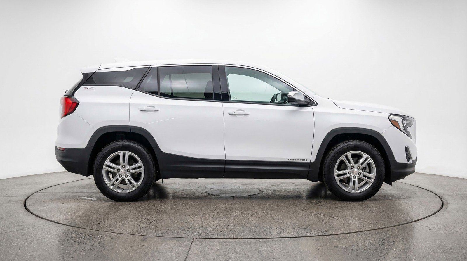 Used 2024 GMC Terrain SLE image 11