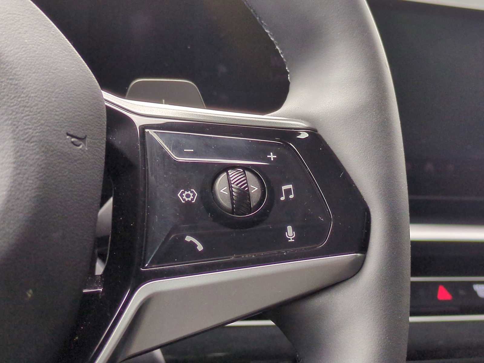 Used 2025 BMW 530i xDrive w/ Premium Package image 27