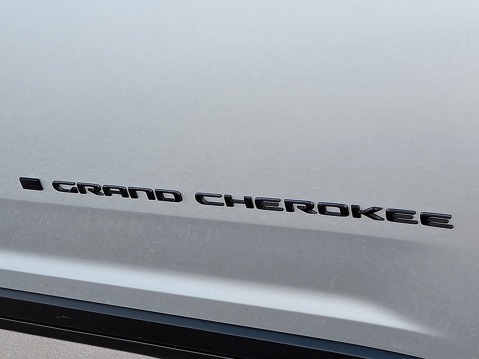 Used 2025 Jeep Grand Cherokee Altitude AWD/4WD image 12