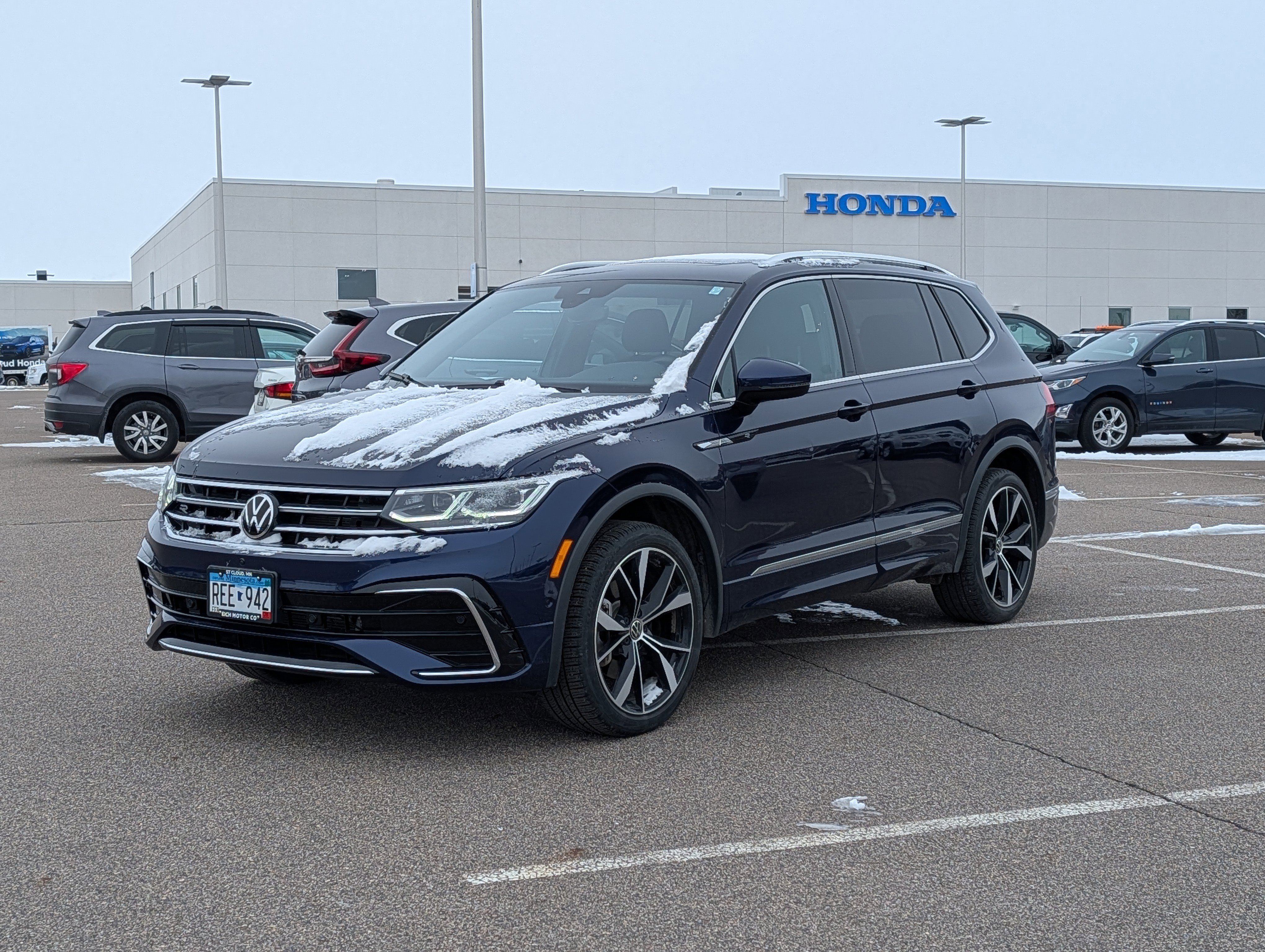 Used 2023 Volkswagen Tiguan SEL R-Line image 2